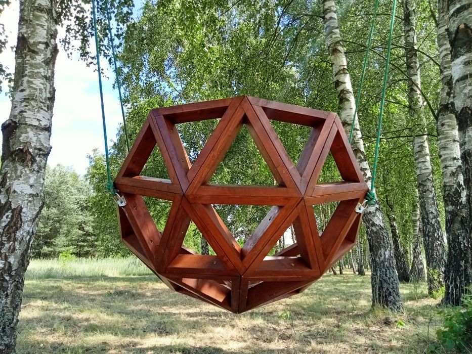 Drewniana huśtawka geodezyjna typu kokon. Komfortowy fotel ogrodowy.