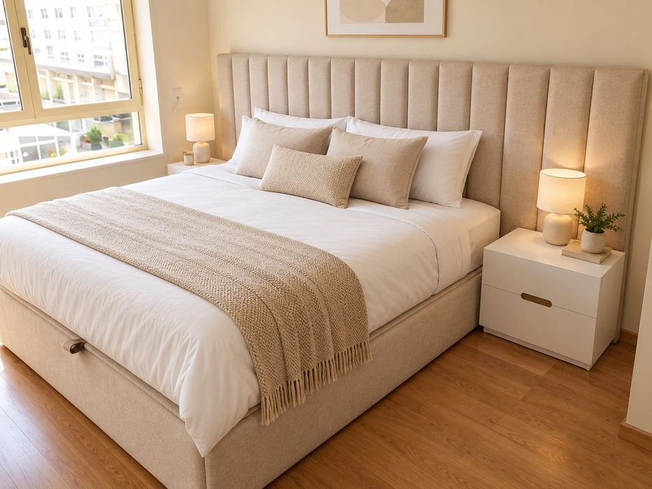 Cama Casal Estofada + 2 Mesas Cabeceira Lacado Branco Mate e Dourado