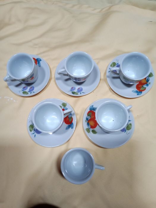 Conjunto de chávenas de café e pires