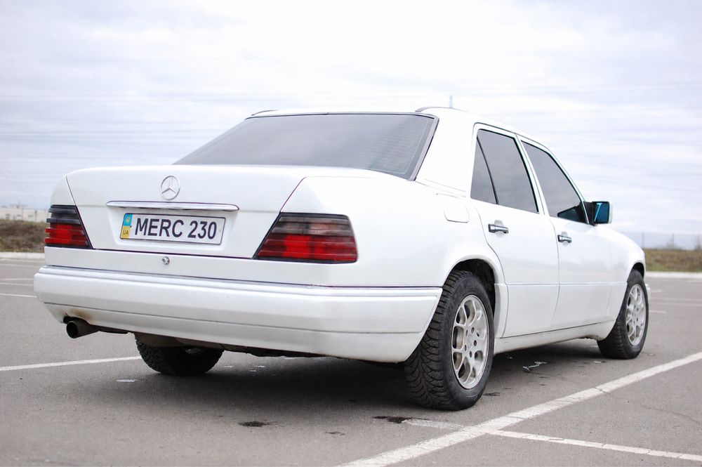 Продам MERCEDES 124 230