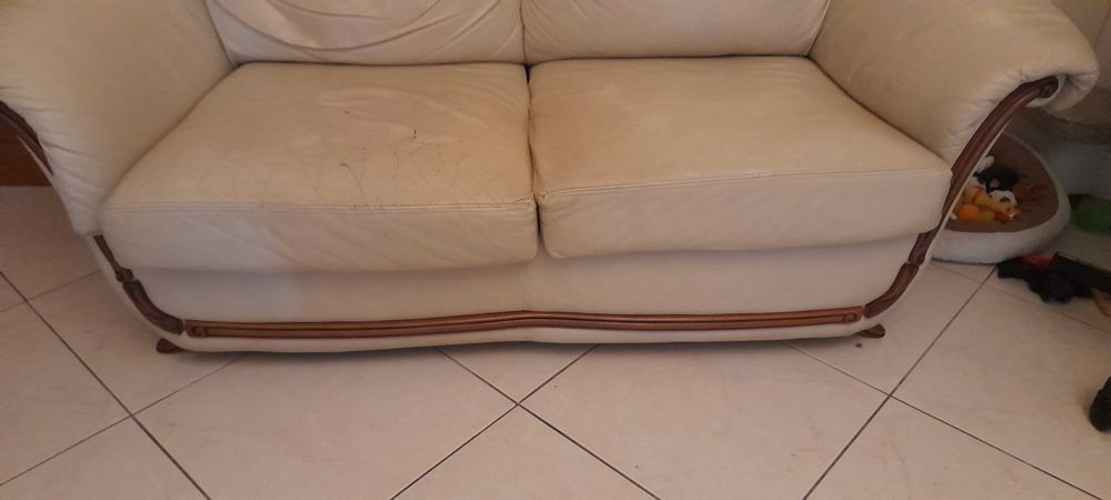Sofas de pele em bom estado, com marcas de uso