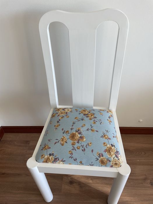 Conjunto de duas cadeiras de madeira