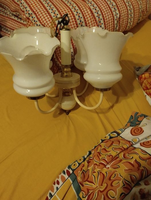 Żyrandol widoczny na zdjęciach