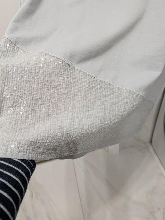 Sukienka z połyskująca aplikacją