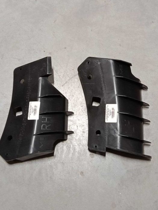 Кронштейн центральний телевізора-бампера лівий \ правий Tesla M3