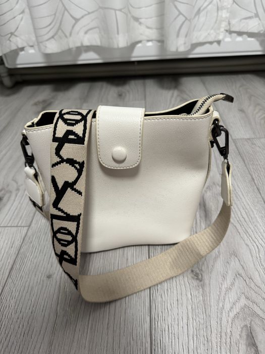 Жіноча кремова сумочка