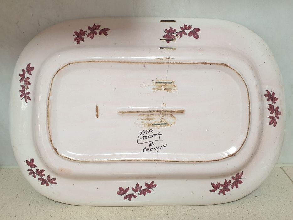 Linda grande antiga travessa em faianca portuguesa de Coimbra  - ass.