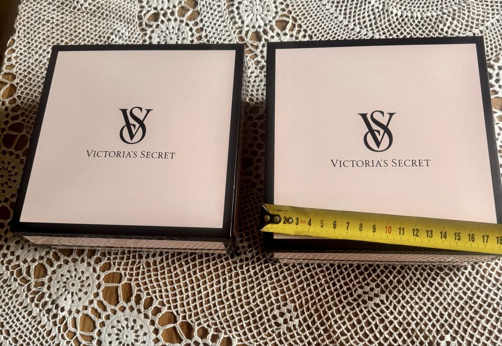 Dwa pudełka Victoria Secret -nowe 19x19cm