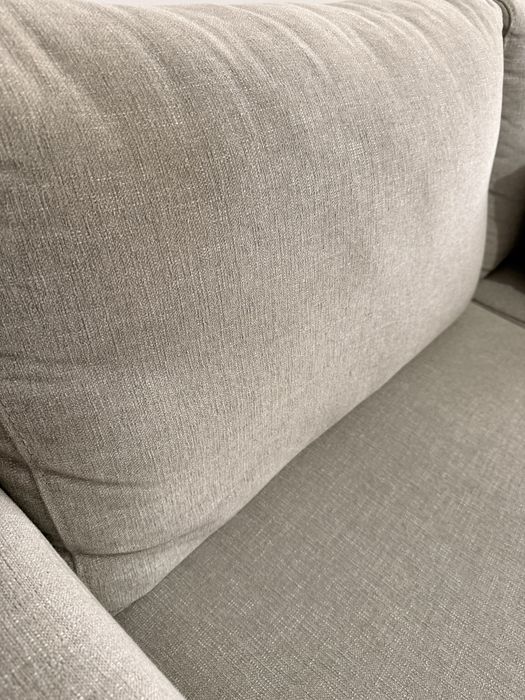 Sofá de tecido cinzento com chaise longe