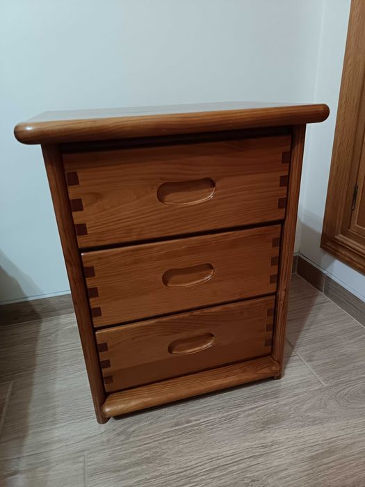 Vendo cama c/estrado, mesa de cabeceira e secretária