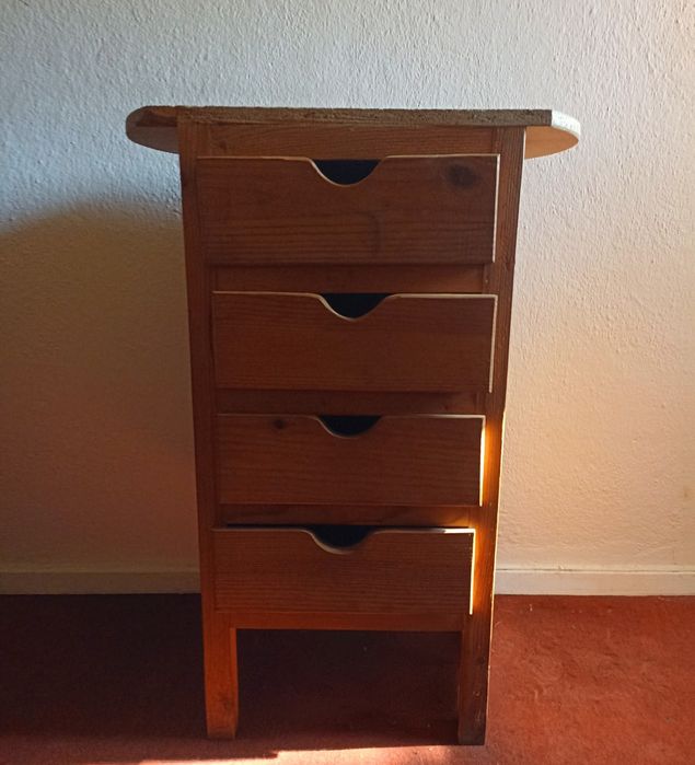 Cómoda de madeira com 4 gavetas – prática e resistente