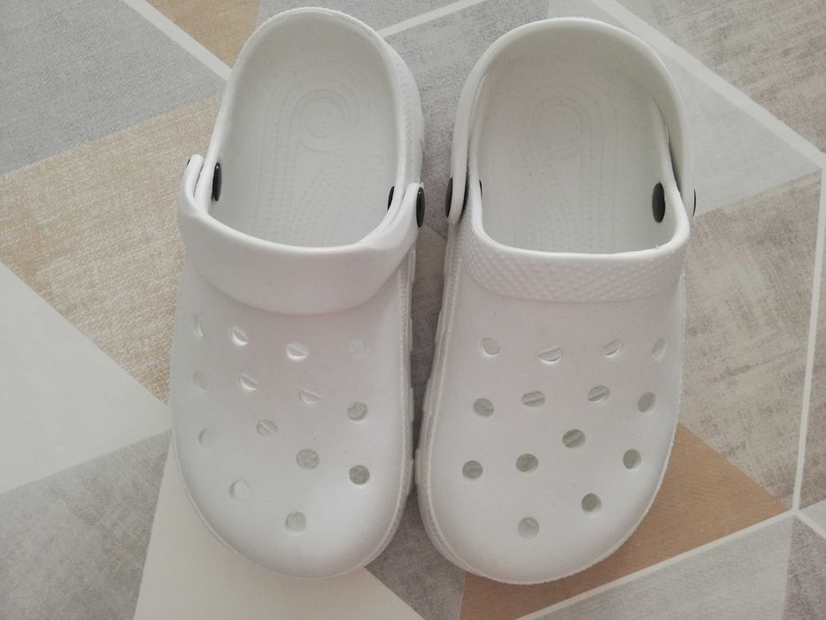Crocs branco menino tam.32 - por estrear!