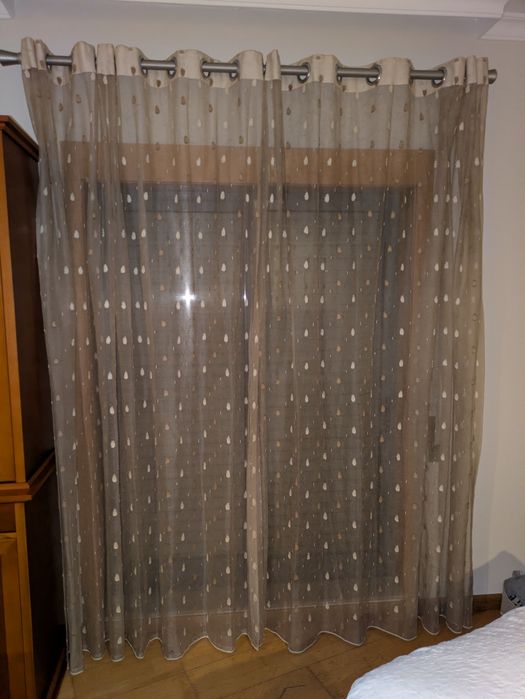 5 Cortinados  com varões incluídos