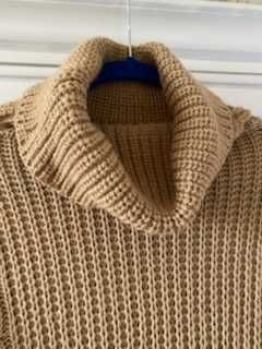 sweter golf w kolorze karmelowym