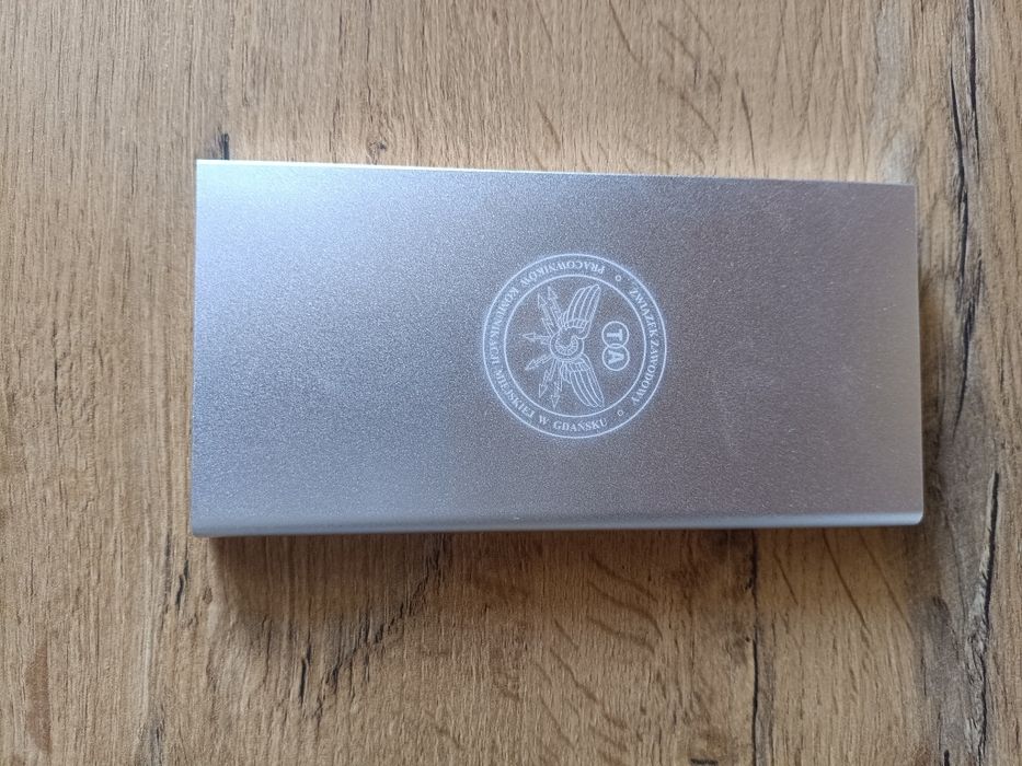 Mały powerbank srebny