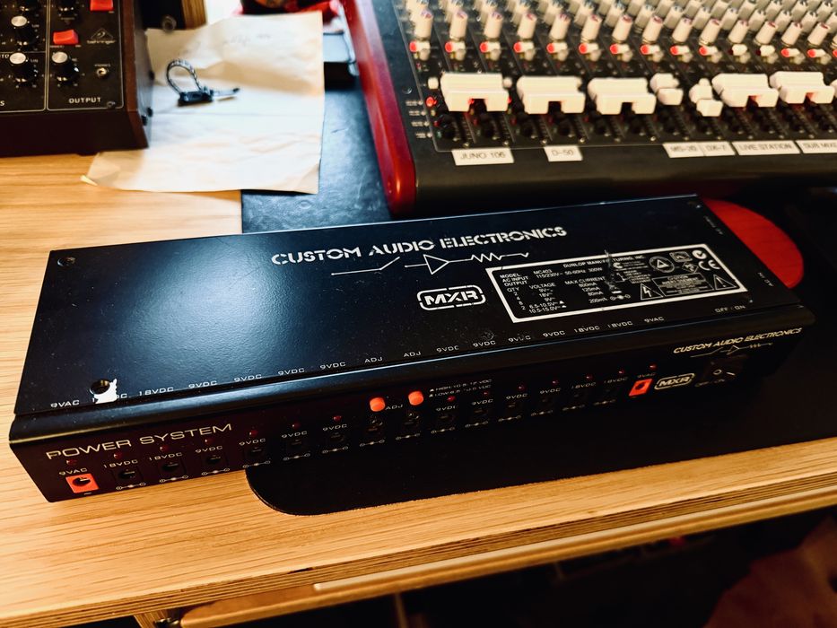 Fonte de alimentação para pedais MXR / Custom Audio Electronics MC403