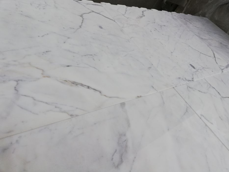 Marmur Bianco di Carrara Statuarietto 45.7x45.7x1 Prawdziwy marmur