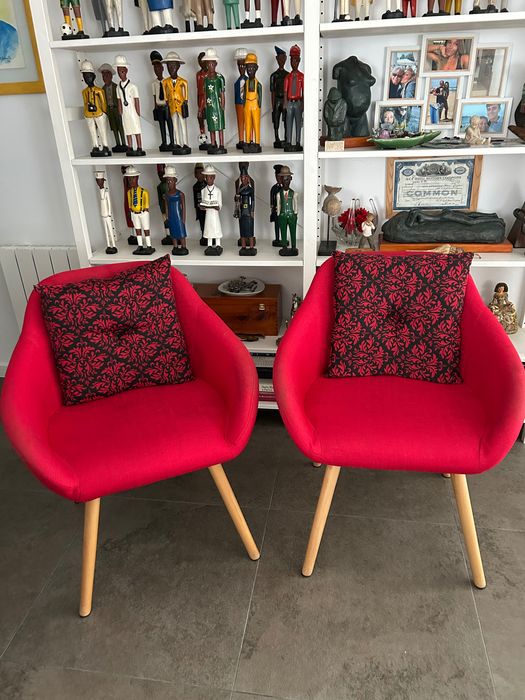 2 cadeirões em tecido vermelho