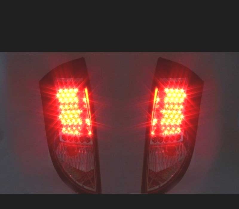 FAROLINS TRASEIROS LED FORD FOCUS 98-04 FUNDO PRETO CROMADO