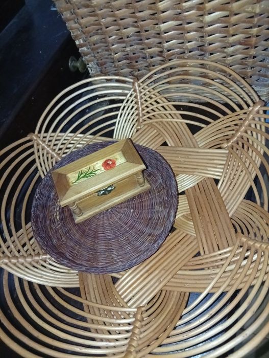 Conjunto de cestas feitas a mão.