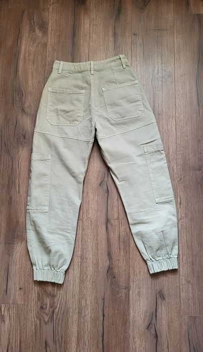 Miętowe joggery Bershka