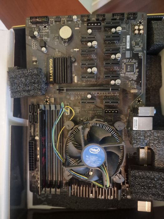 Motherboard B250 Fintech Gigabyte para 12 GPUs