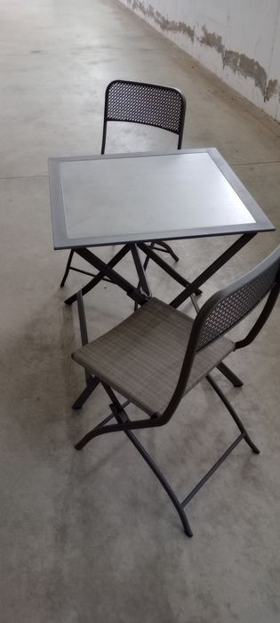 Novo. Conjunto de mesa e cadeiras