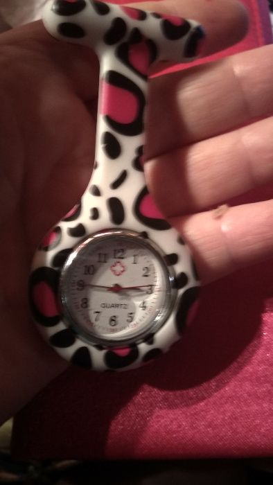 часы женские в силиконовой брошке фирму не знаю работают для врачей