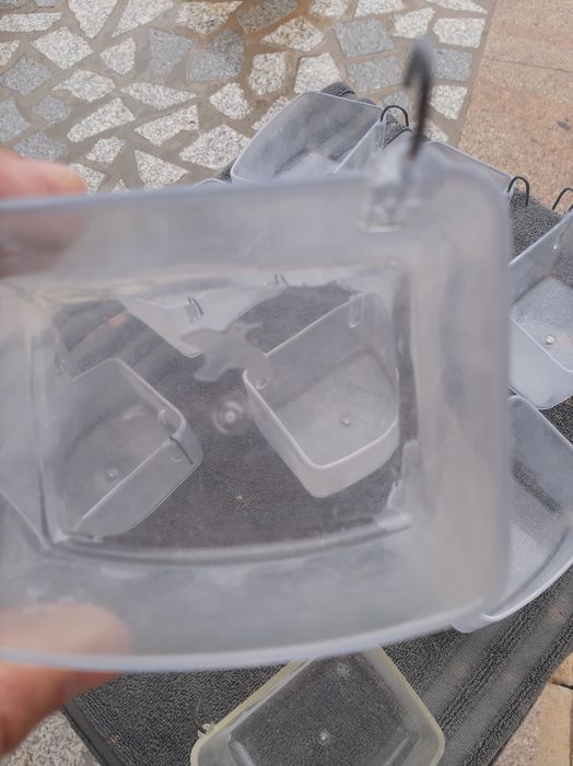 Banheiras ou comedouros para aves de porte maior