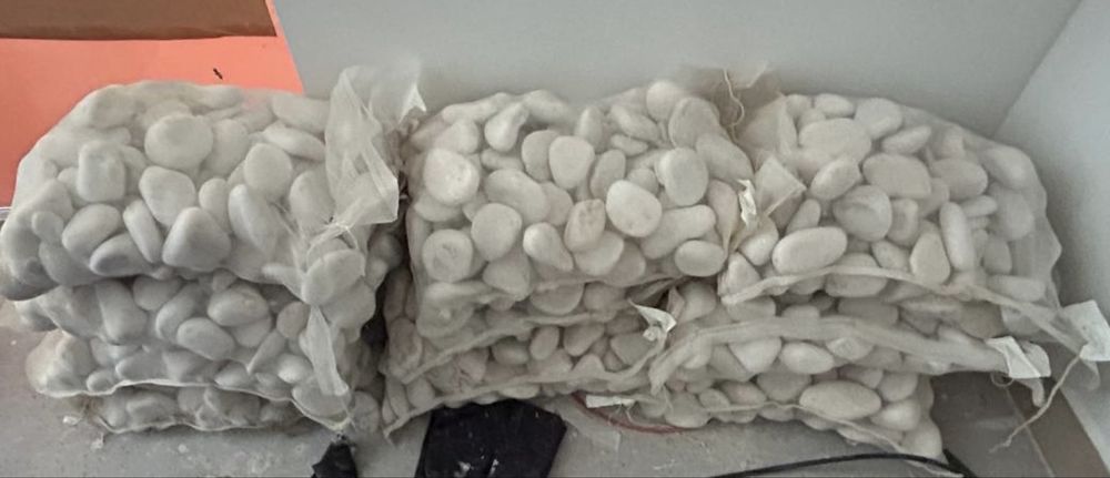 Seixo cor branco marmore medida 4/8