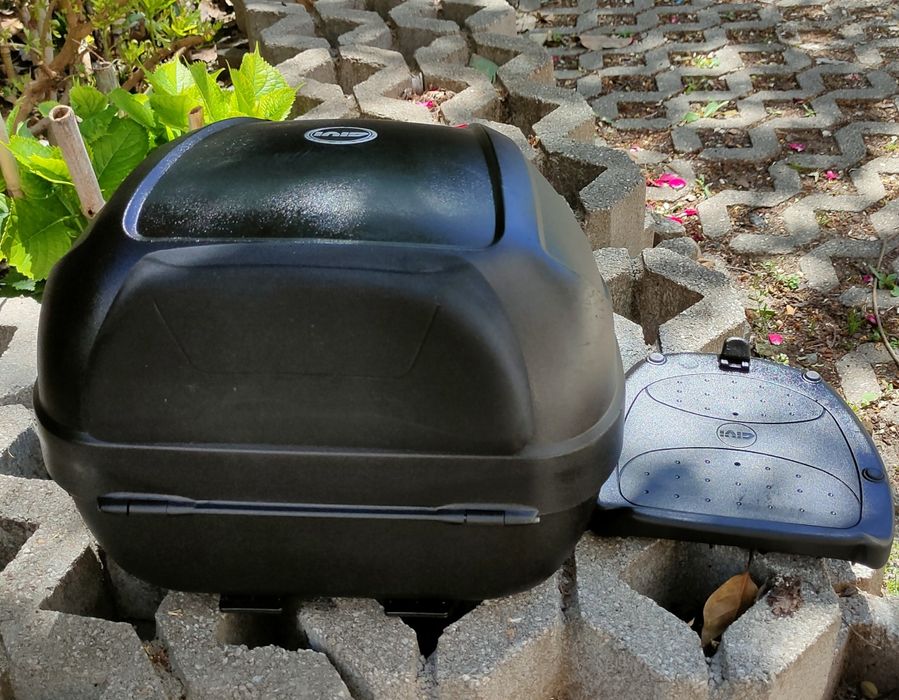 Top Case Givi com suporte e encosto para pendura