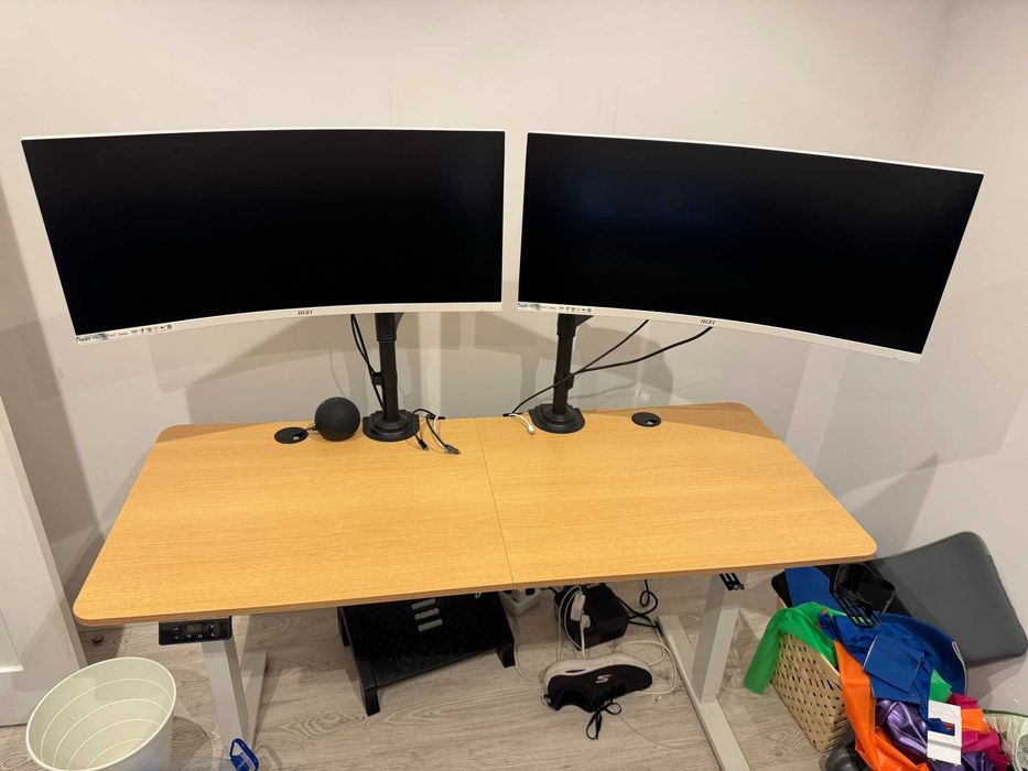 Oportunidade!!! Setup secretária 140x60cm + 2 monitores MSI usado 5 meses!