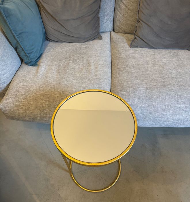 Mesa de apoio dourada