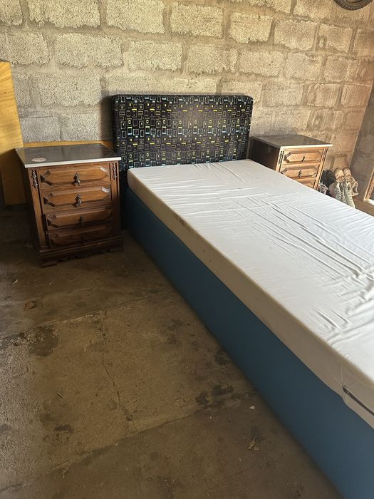 Cama compelta com mesinhas de cabeceira