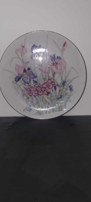 Prato Decorativo Japonês – Porcelana Pintada (Íris e Orquídeas)