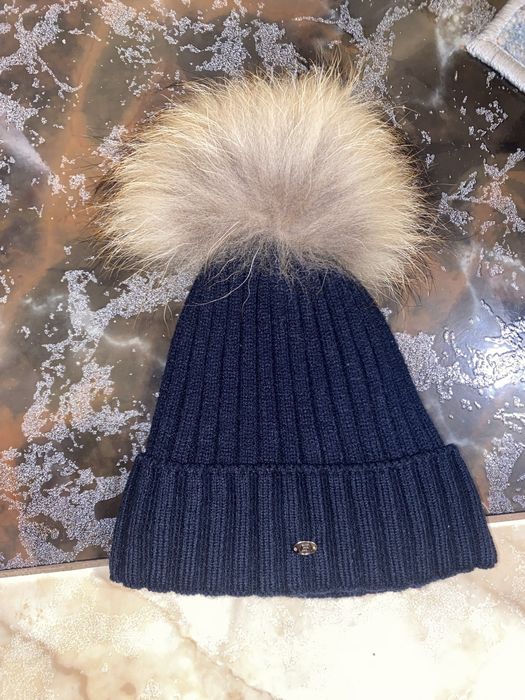 Тепла нова шапка з натуральним котасом