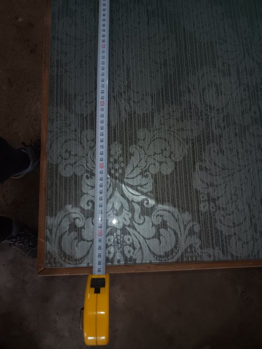 Mesa de madeira com tampo de vidro