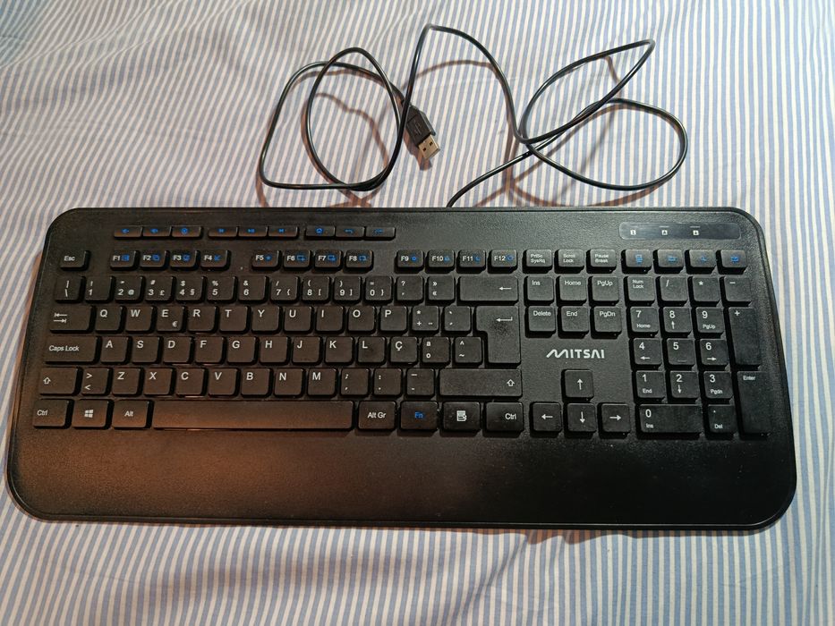 Teclado semi novo