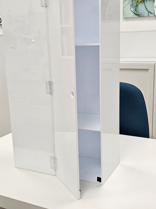 Expositor acrílico branco com prateleiras e arrumação