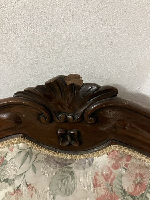 Banqueta forrada a tecido e madeira de cor mogno