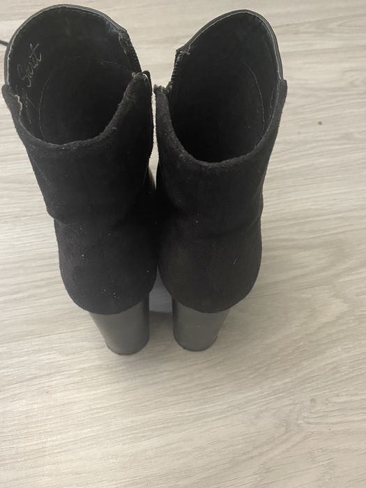 Buty botki na obcasie