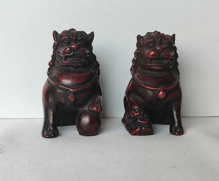 2 cães de fó em resina