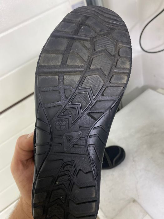 Buty damskie z blacha rozmiar 37