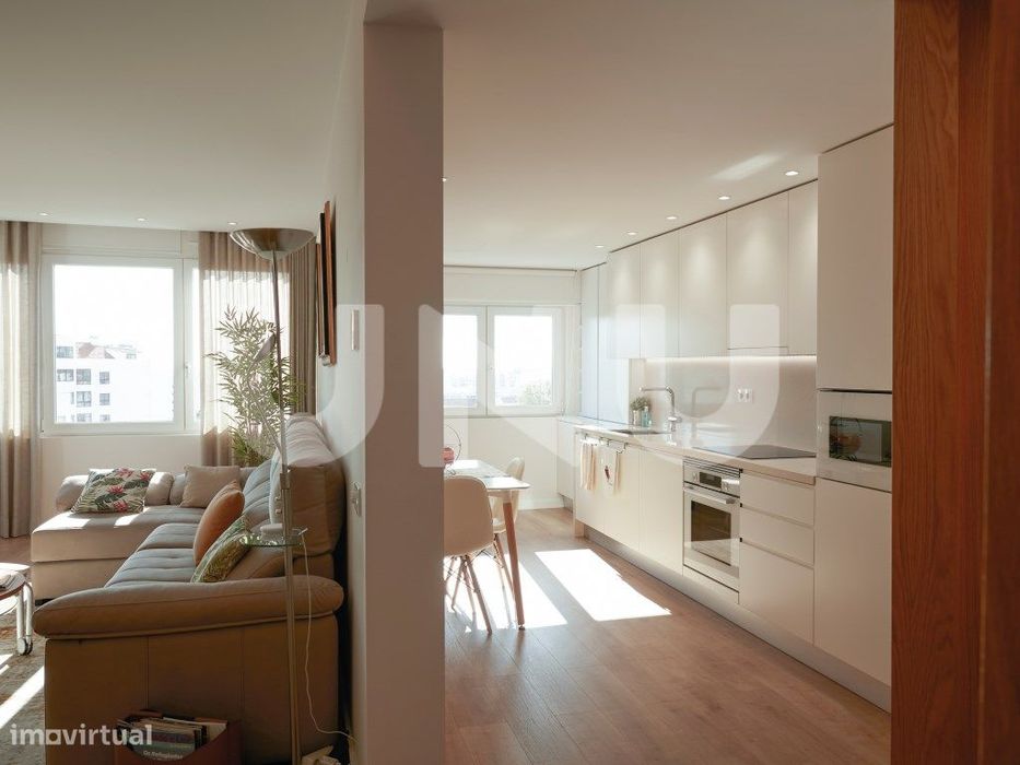 Apartamento T2, remodelado, em condomínio com piscina.