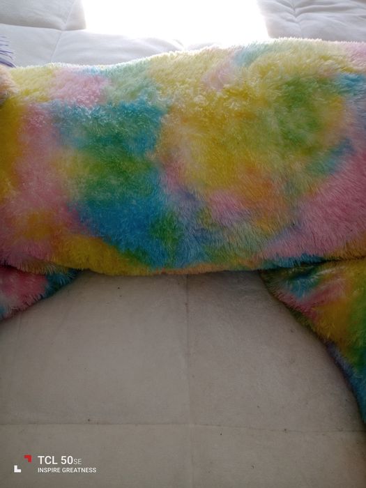 Peluche unicórnio gigante muito lindo.