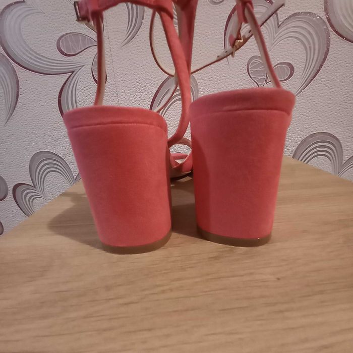 Босоніжки брендові рожеві замшеві на каблуку , р.38