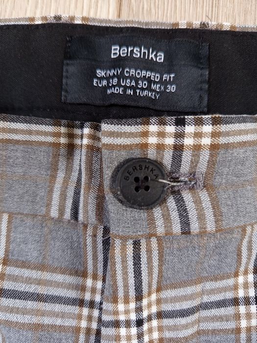 Damskie spodnie cygaretki w kratę BERSHKA 38