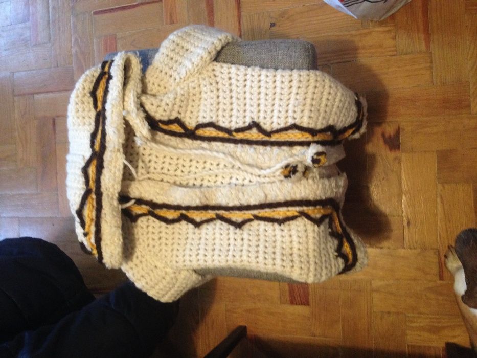 Casaco de criança em lã feito à mão