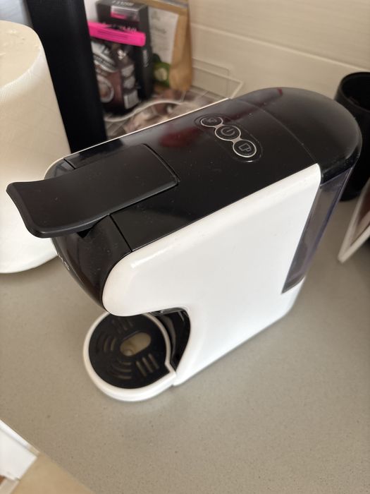 Cantinho do café completo com Cafeteira, maquina de moer grão e tudo