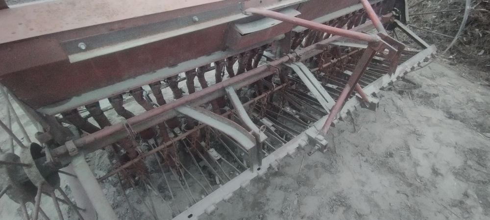 Тракторна польська сівалка 26 лійок
